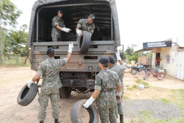 Parceria entre Ex&eacute;rcito e Sesau j&aacute; recolheu 3,1 mil pneus em bairros da Capital 