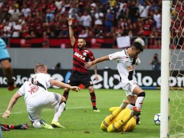 Vasco e Fla empatam em jogo marcado por gol contra, expuls&atilde;o e ambul&acirc;ncia