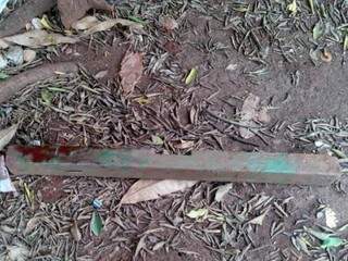 Pedaço de madeira ensanguentado foi encontrado ao lado do corpo da vítima (Foto: Dourados Agora)
