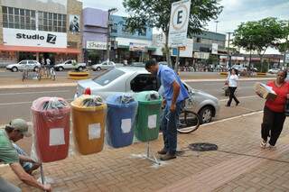 Lixeiras para coleta seletiva estão sendo instaladas na avenida Marcelino Pires. (foto: A. Frota)