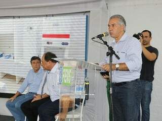 Governador Reinaldo Azambuja discursa durante agenda pública em Dourados (Foto: Divulgação)