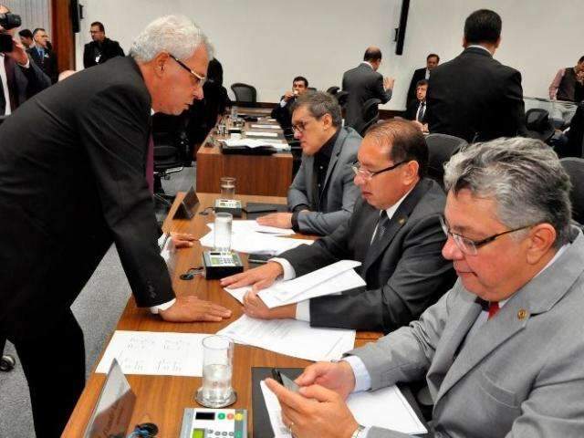 Em for&ccedil;a-tarefa, deputados votam projetos antigos para limpar pauta 