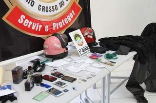 Na casa do acusado foram encontrados desde a celulares até preservativos, que seriam usados em outros crimes. (Foto: Marcos Ermínio)