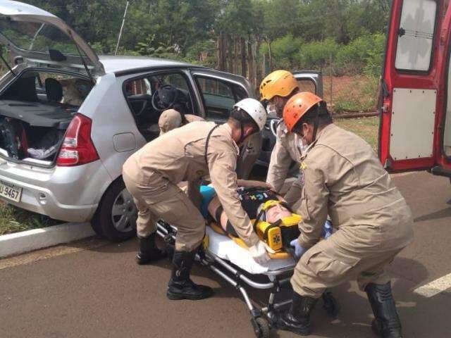 Mulher perde controle de dire&ccedil;&atilde;o, derruba poste e tomba carro