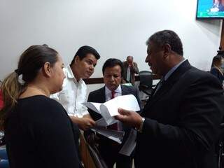 Eles entregaram uma carta pedindo apoio dos deputados estaduais para receberem seus direitos trabalhistas (Foto: Leonardo Rocha)