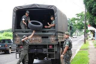 Exército recolhe pneus na Avenida Ernesto Geisel, mas no Bairro Guanandi, as ações de combate ao Aedes, foram suspensas há 15 dias e devem voltar a acontecer só na próxima semana. (Foto: Marcos Ermínio)