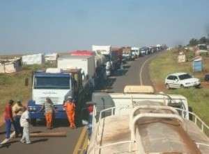 Ap&oacute;s nove horas, sem-terra desbloqueiam rodovia