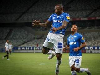 Sassá vibra com gol marcado sobre o Santos no Mineirão (Foto: Cruzeiro/Divulgação)