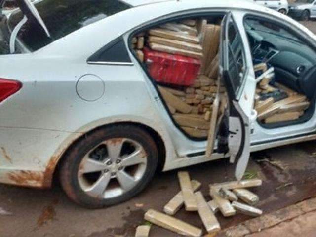 Perseguido, traficante abandona carro com 1,2 tonelada de maconha