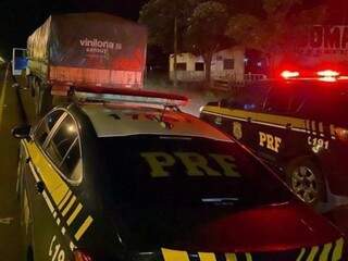 PRF apreende carreta carregada com 400 mil ma&ccedil;os de cigarros contrabandeados 