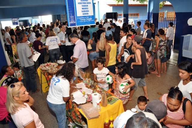 Bernal participa de projeto que leva servi&ccedil;os a bairro da Capital