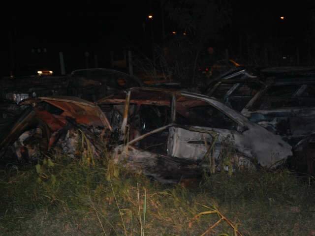  Inc&ecirc;ndio em dep&oacute;sito abandonado assusta moradores na Vila Progresso