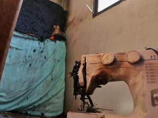 Colchão e máquina de costurar foram atingidos pelo fogo (Foto: Henrique Kawaminami) 