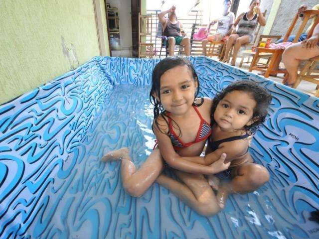 Quem n&atilde;o tem c&atilde;o, ca&ccedil;a com piscina de pl&aacute;stico, morrer torrado &eacute; que n&atilde;o d&aacute; 