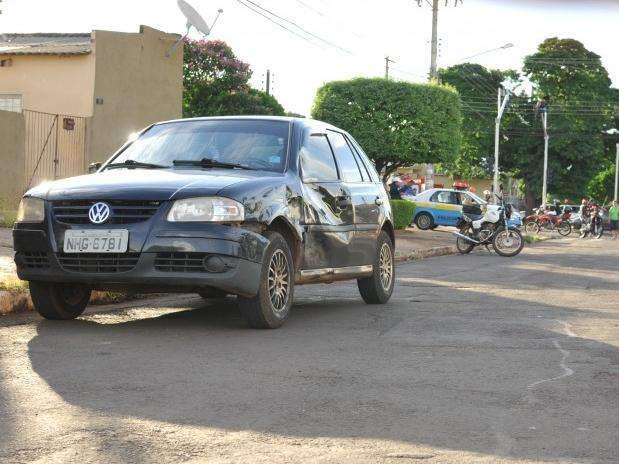 Jovens s&atilde;o arremessados por 15 metros em colis&atilde;o entre moto e carro