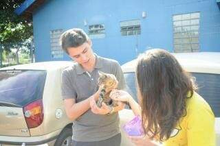 Professor Antônio e a gata Frida, adotada neste domingo (Foto: Paulo Francis)