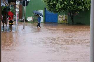 Moradores acreditam que podem contrair doenças com água da chuva (Foto: Perfil News)