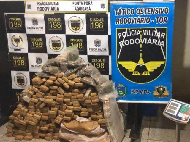Jovem &eacute; preso com 220 quilos de droga ap&oacute;s capotar picape na MS-164