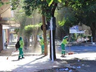 Equipe da Solurb iniciou os trabalhos de limpeza da via por volta das 7h e deve seguir até às 11h (Foto: Marina Pacheco)