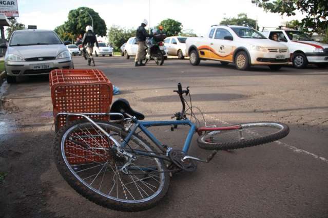 Ciclista fica ferido ap&oacute;s bater em lateral de caminh&atilde;o