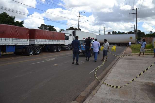 Moradores e caminhoneiros fecham rua e cobram solu&ccedil;&atilde;o de atacado