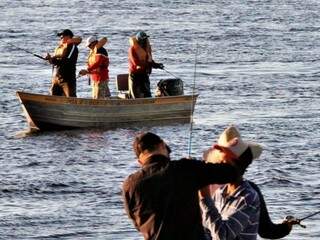 Pescadores praticando o pesque-solte (Foto: Saul Schramm)
