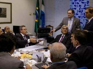 Parlamentares da bancada federal observam discussão entre Giroto e Bernal durante reunião, ontem, em Brasília. (Foto: Divulgação)