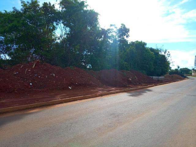 Terreno vira canteiro de obras improvisado e incomoda moradores
