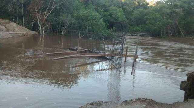 Chuva leva cabeceira e ponte sobre o rio Varadouro tem tr&aacute;fego restrito