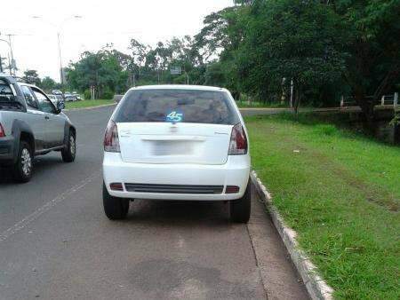 Sem dinheiro para conserto, motorista abandona ve&iacute;culo na Via Parque