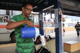 Vendedor ambulante traz água de casa (Foto: Marcos Ermínio)