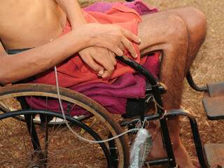 A cadeira de rodas improvisada é pequena para o tamanho de Leandro. (Foto: Rodrigo Pazinato)