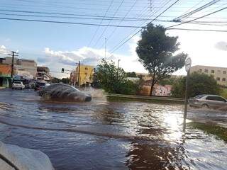 Chuva rápida desta tarde alagou trecho entre avenida Ernesto Geisel e Dom Aquino (Foto: Anahi Gurgel)