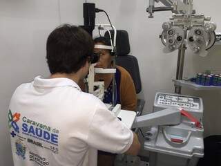 Paciente é atendida por oftalmologista durante Caravana da Saúde no município de Naviraí (Foto: Divulgação)