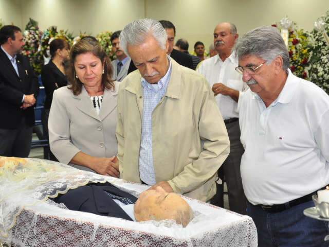  Admira&ccedil;&atilde;o e carinho marcam vel&oacute;rio de L&uacute;dio Coelho