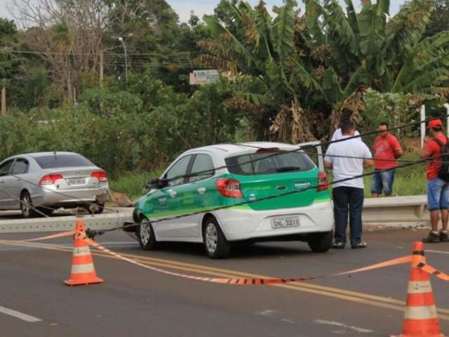 Acidente com 3 carros derruba poste, bloqueia via e deixa bairro sem luz