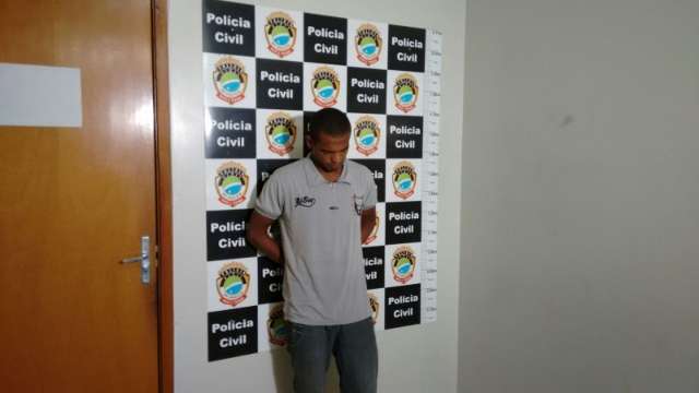 Acusado de matar pedreiro por ci&uacute;mes &eacute; preso com arma de fogo 