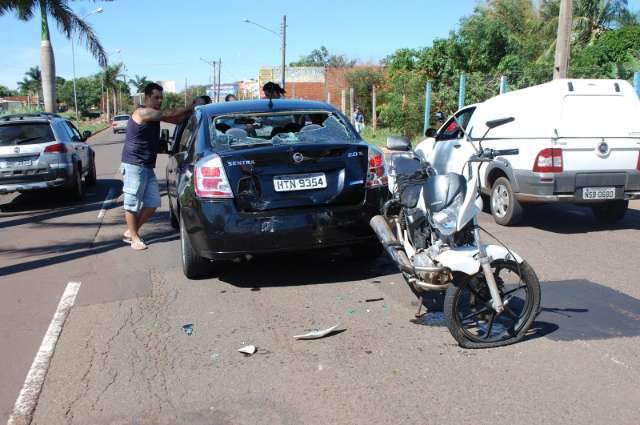 Carro afoga e mototaxista colide com ve&iacute;culo na Ernesto Geisel