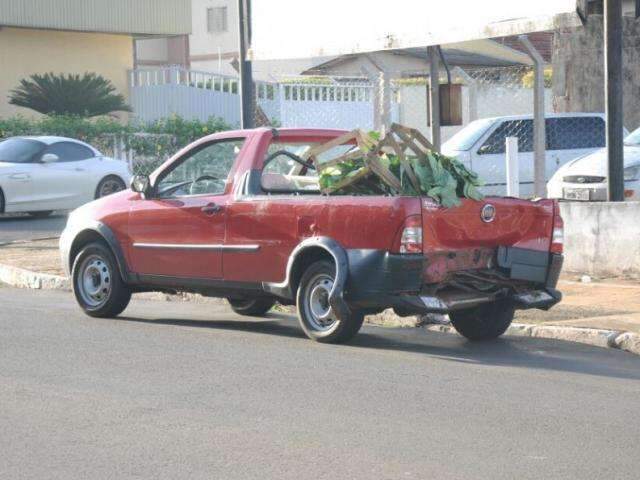 Carro &eacute; destru&iacute;do em colis&atilde;o envolvendo mais 2 ve&iacute;culos