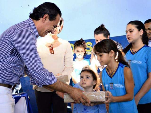 Alunos do munic&iacute;pio receber&atilde;o kit no primeiro dia de aula, afirma prefeito