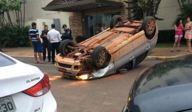 Motorista na contram&atilde;o e supostamente embriagado capota ve&iacute;culo no interior