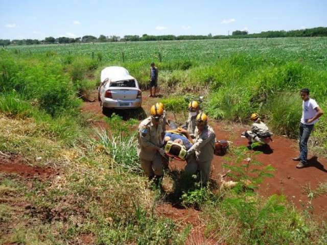 Motorista &eacute; arremessado de carro durante capotagem 