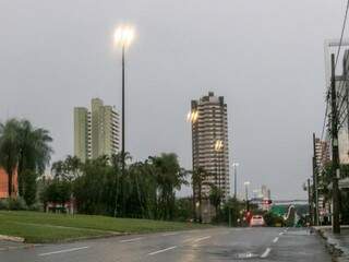 Capital amanheceu com céu nublado e chuvisco. (Foto: Henrique Kawaminami)