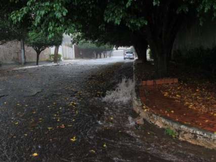 Chuva rápida provoca enxurrada na Capital e Inmet emite alerta para 35 cidades