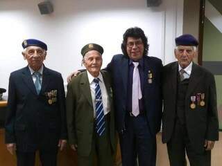 Jornalista Geraldo Duarte Ferreira (terceiro da esquerda para direita), ao lado de ex-combatentes da Segunda Guerra (Foto: Divulgação)