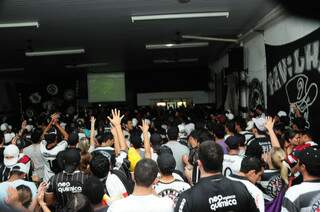 Torcedores do Corinthians se concentram na sede da Pavilhão Nove (Foto: Rodrigo Pazinato)