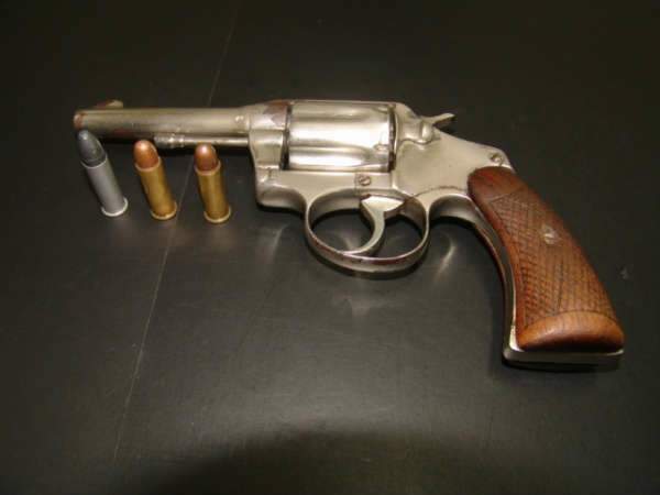  Assassino de jovem &eacute; preso e entrega arma, que estava escondida em bota