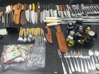 Objetos que a polícia apreendeu com o grupo. (Foto: Divulgação/PolíciaCivil) 