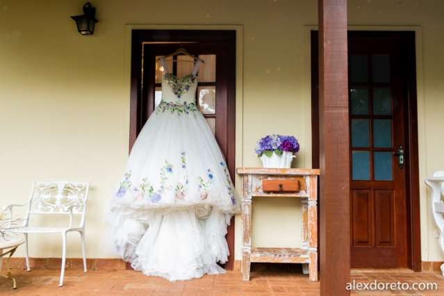 Colorido, vestido bordado foi feito a 6 m&atilde;os para noiva que se casou duas vezes