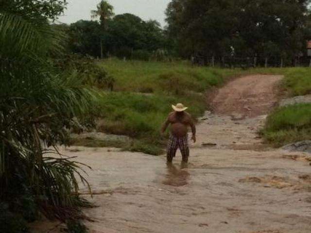 Chuva constante deixa pontes cobertas pela &aacute;gua e regi&atilde;o rural ilhada